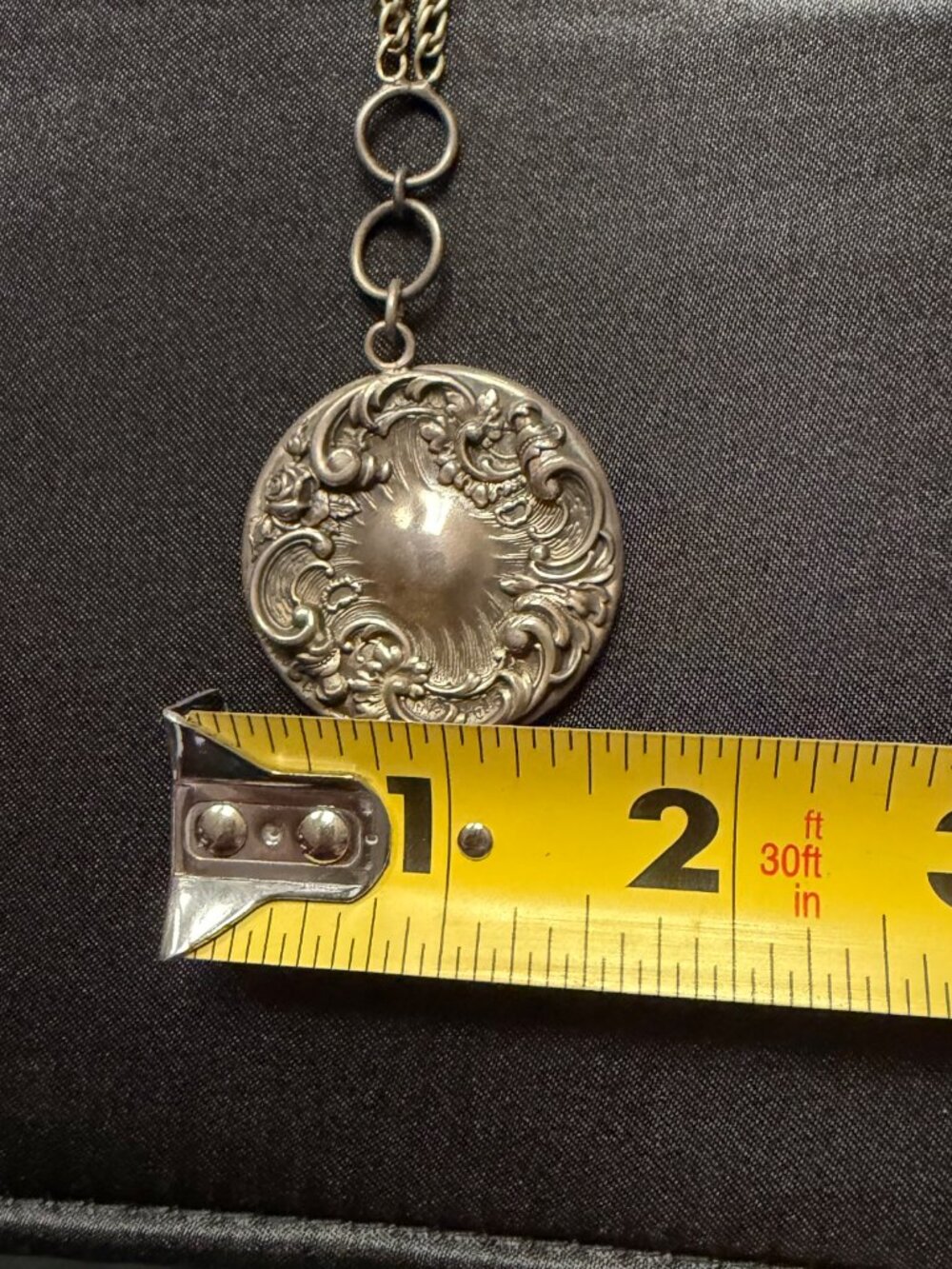 Vintage Silver-Tone Articulated Leaf Necklace with Ornate Floral Medallion - Picture 3 of 7